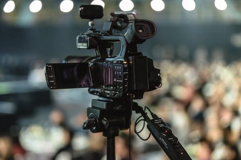 the difference between a video camera and camcorder